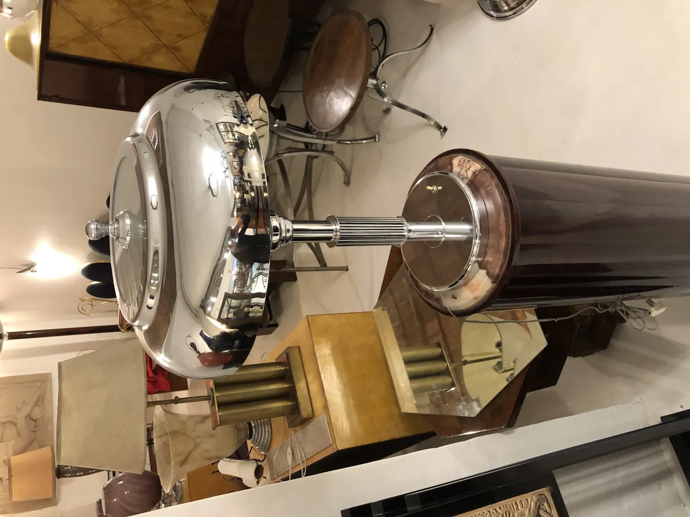 Lampada da tavolo antica con base brillante in un ambiente retrò