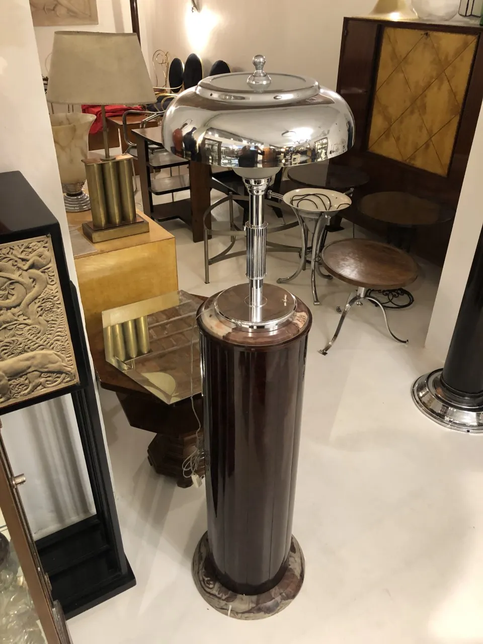 lampada da tavolo antica con base robusta e design elegante, ambiente accogliente