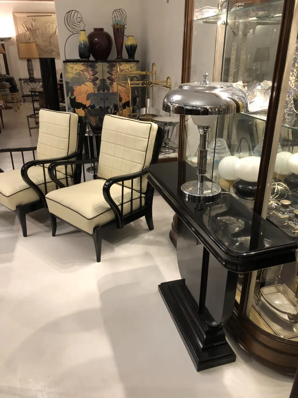 lámpara de mesa antigua con base elegante y cúpula brillante en un ambiente moderno