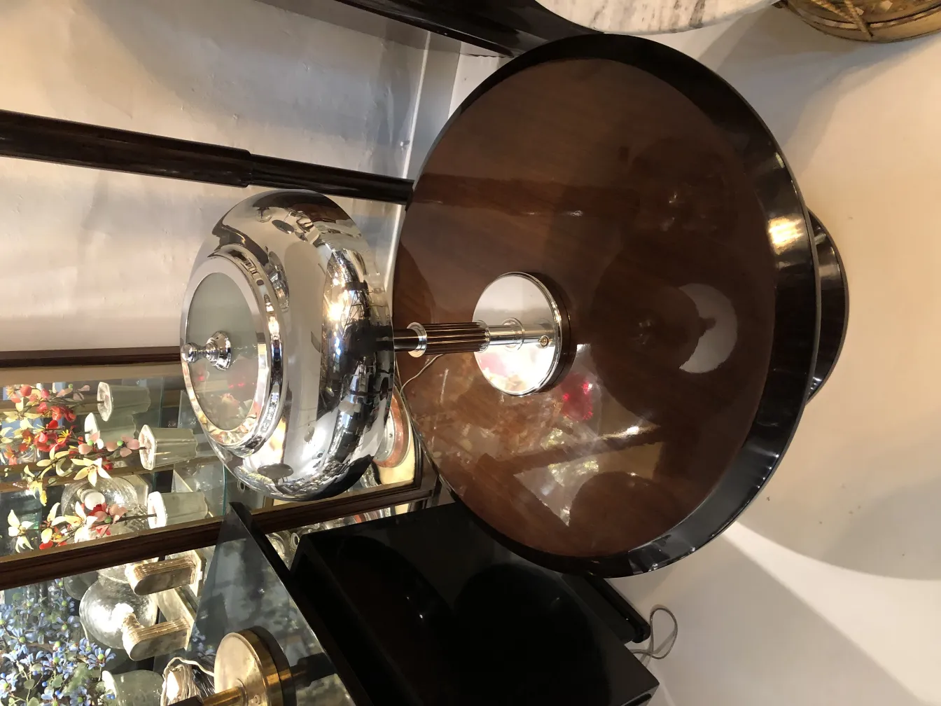 lampe de bureau antique et élégante avec des détails brillants dans un cadre décoratif