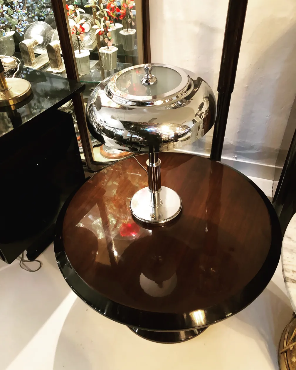 Lampe de bureau ancienne avec un design brillant, soulignant une atmosphère élégante et sophistiquée.