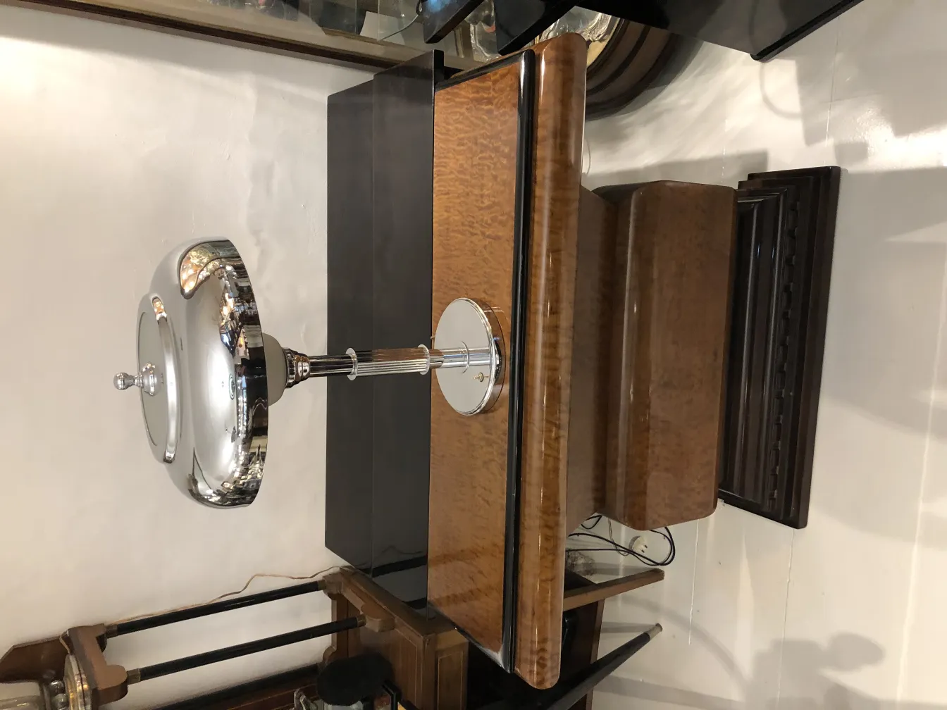 Antiga luminária de mesa com design moderno, ambiente vintage