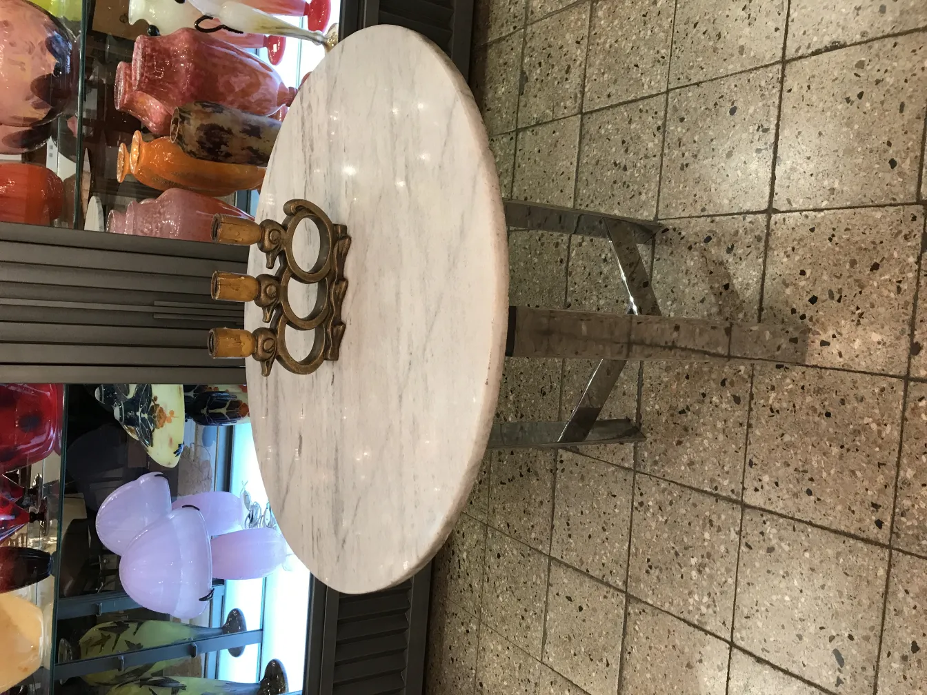 antiga luminária de mesa com candelabros em um ambiente decorativo