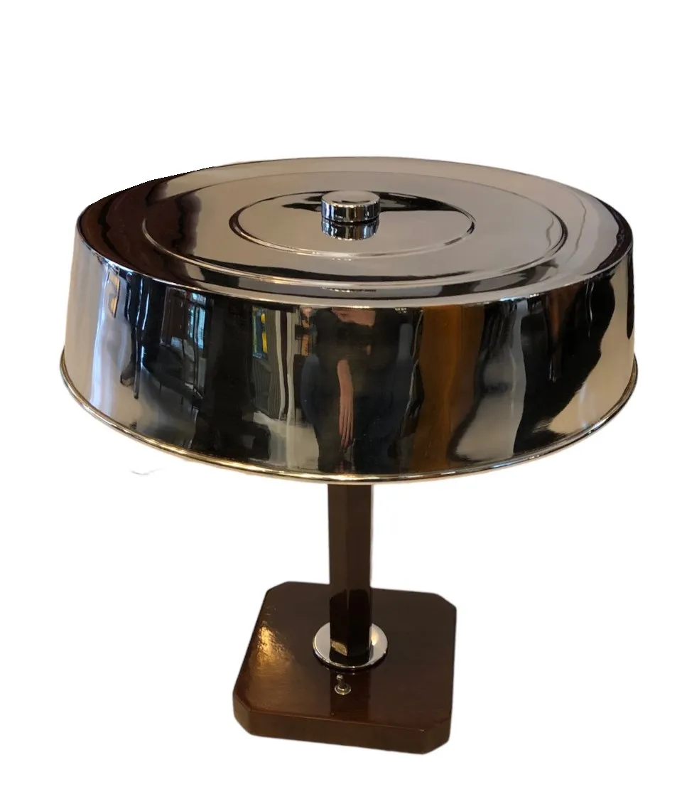 Lámpara de mesa antigua brillante con una base decorativa, ideal para personalizar espacios.