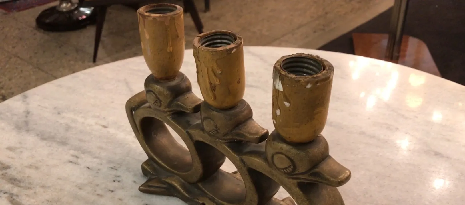 lampe de bureau ancienne avec base d'oiseaux dans un cadre élégant