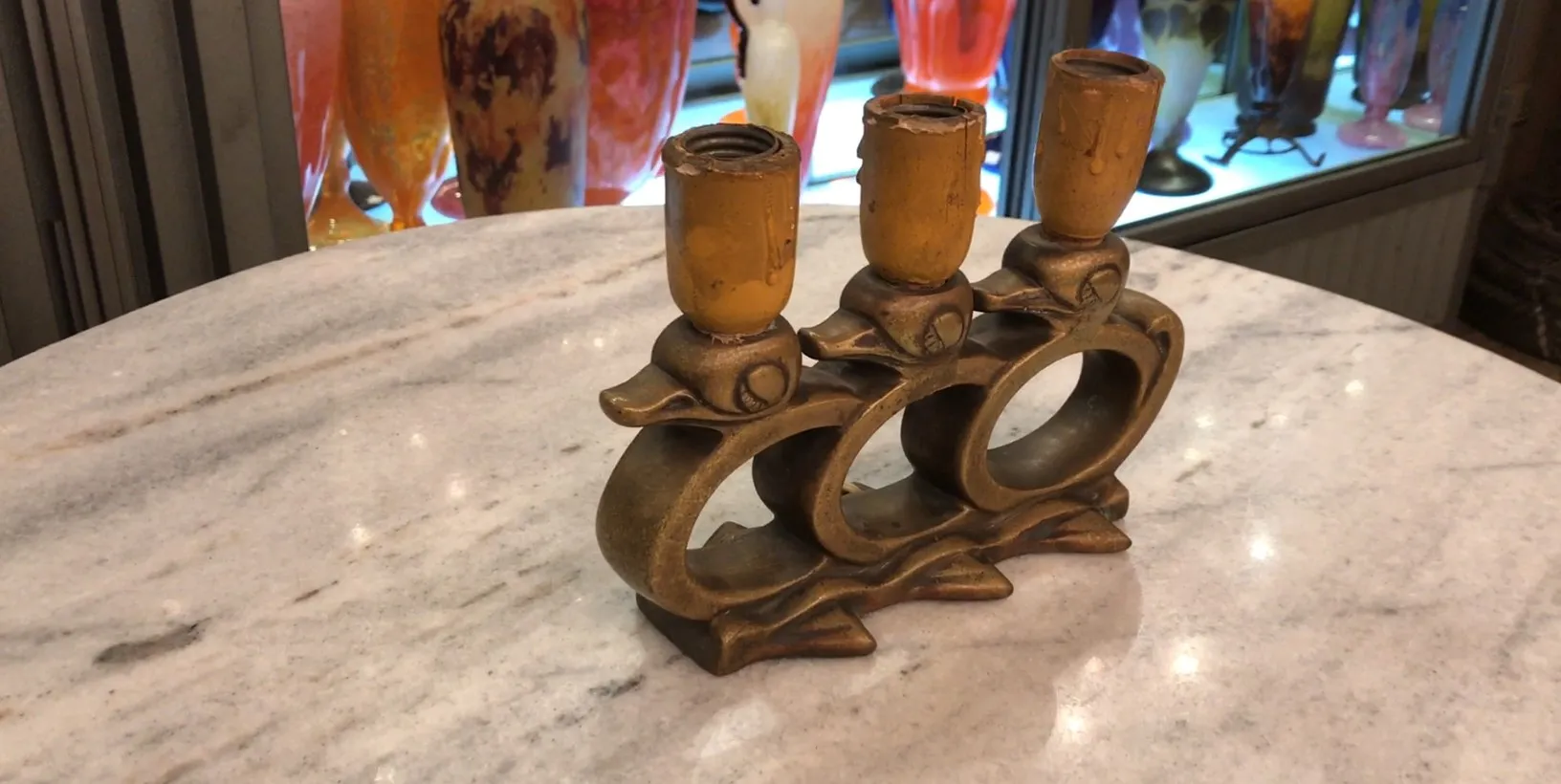 antigua lámpara de mesa con base de patos en un entorno vintage