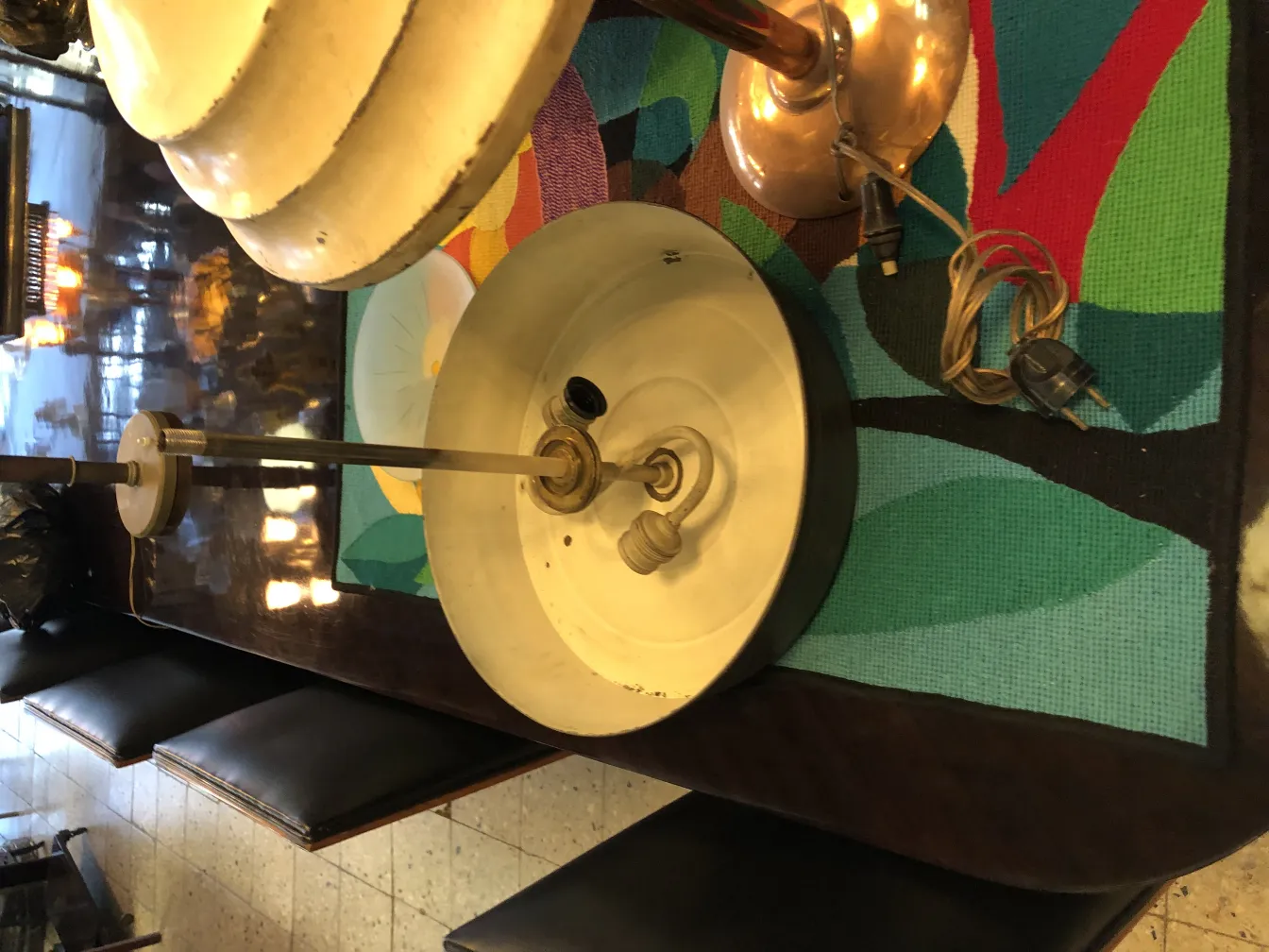 Alte Tischlampe mit Kabel, Vintage-Stil, beleuchteter Raum