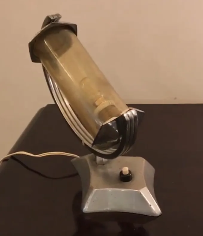 Lámpara de mesa antigua con un diseño único, en un ambiente acogedor.