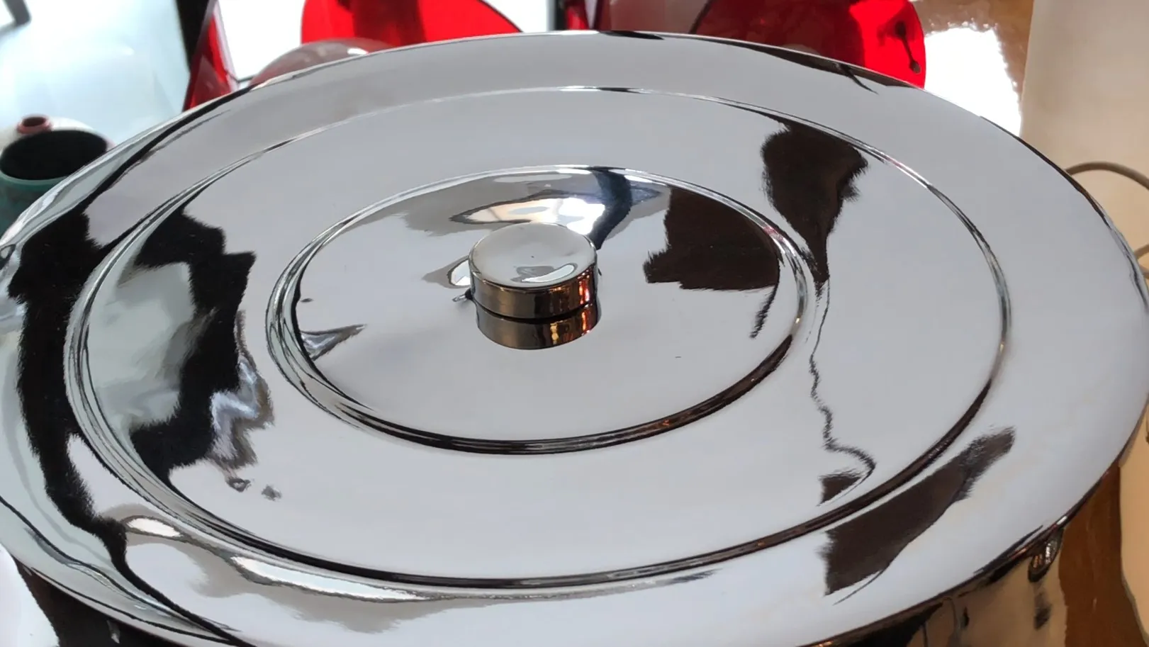 古いテーブルランプがエレガントな環境で輝いています。