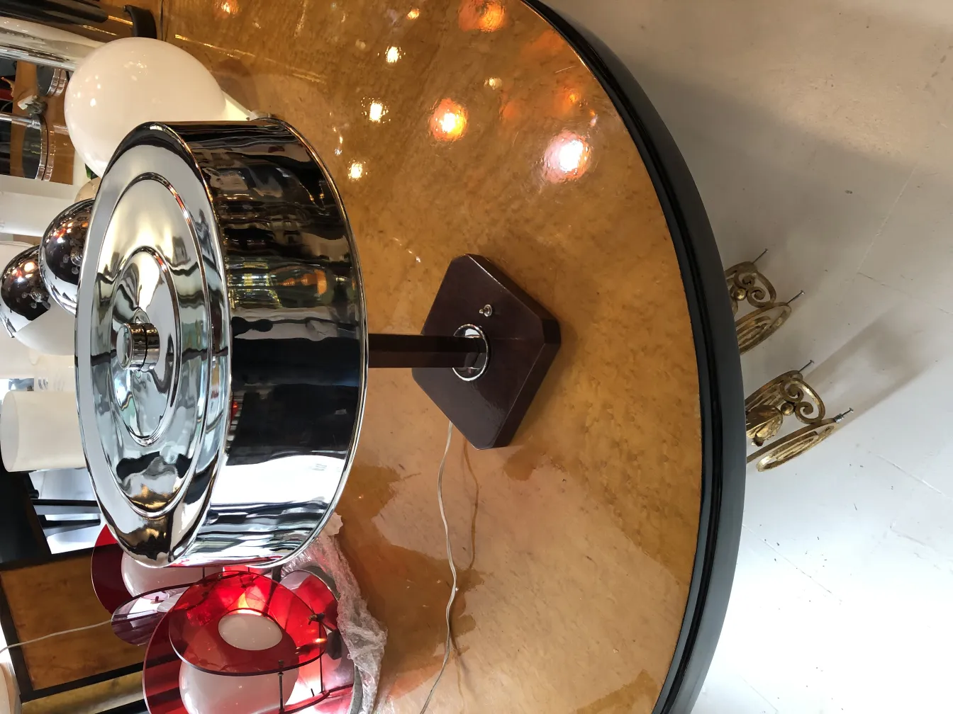 lampada da tavolo antica lucida su tavolo di legno