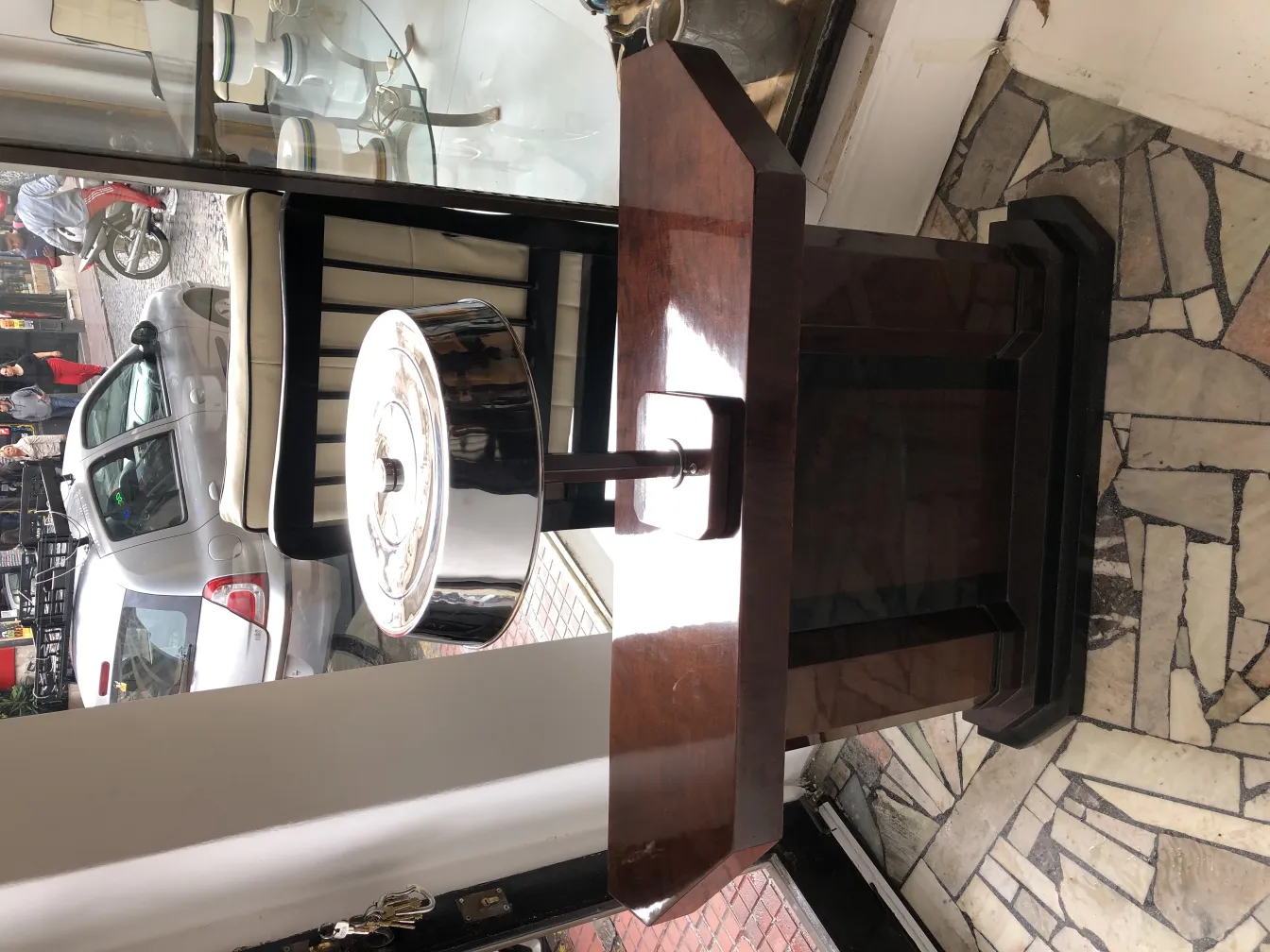 lampara de mesa antigua en un entorno acogedor