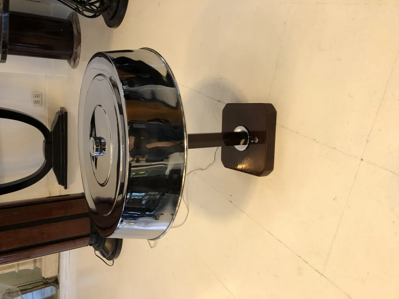 lampe de bureau ancienne avec base en bois et abat-jour brillant