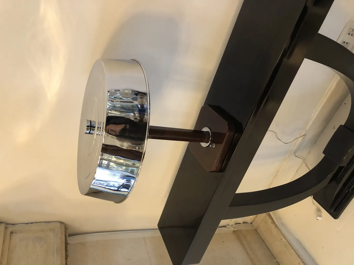 antike tischlampe mit glänzendem metalschirm und holzfuß