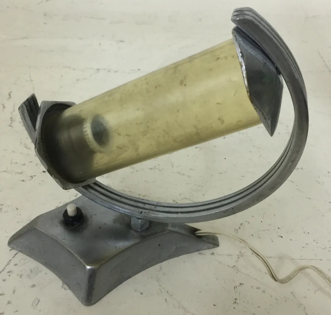 lampe de bureau antique avec un design tubulaire minimaliste, fond clair