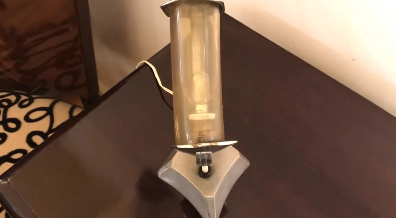 Lampada da tavolo antica con illuminazione morbida in un ambiente accogliente.