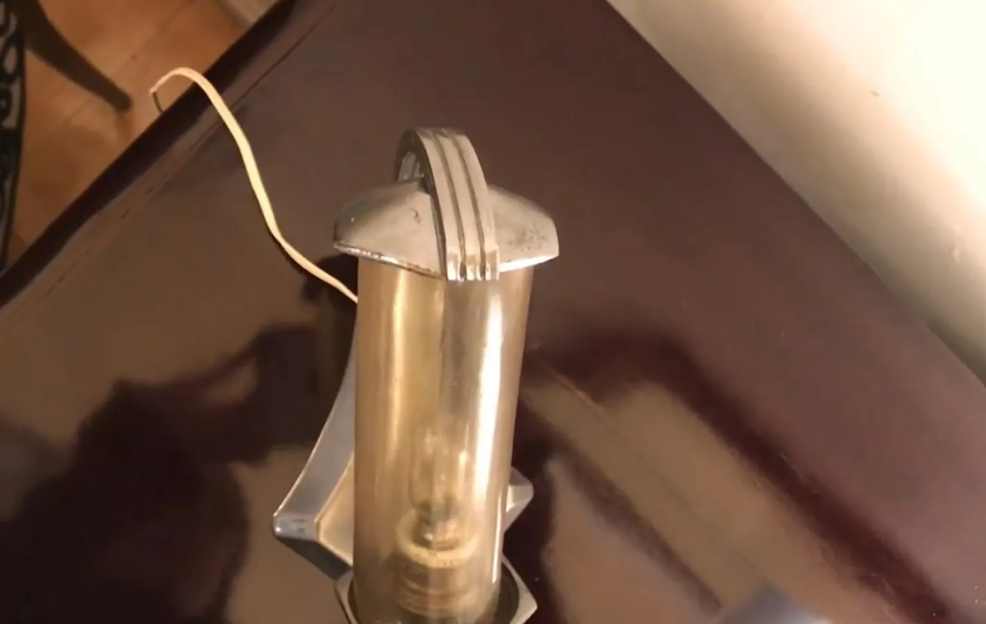 lampada da tavolo antica, luce morbida, atmosfera accogliente, decorazione