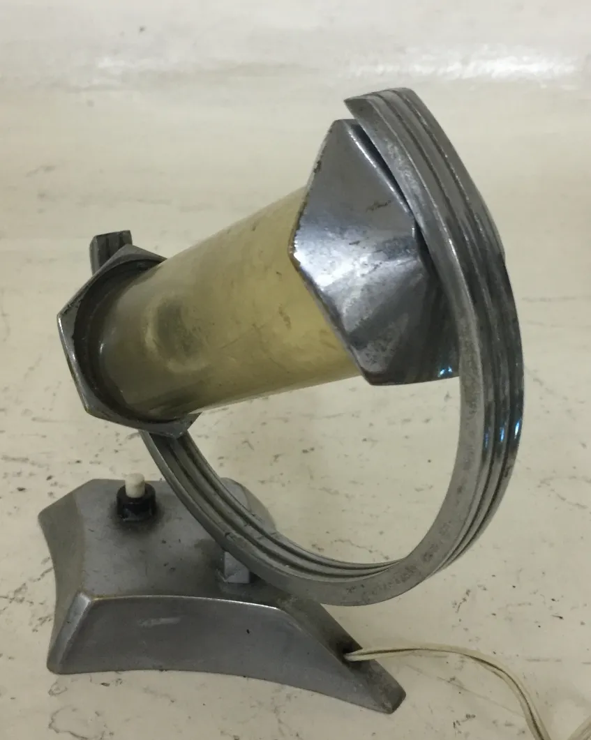 antike tischlampe mit rundem design und stabiler basis, in einer neutralen umgebung