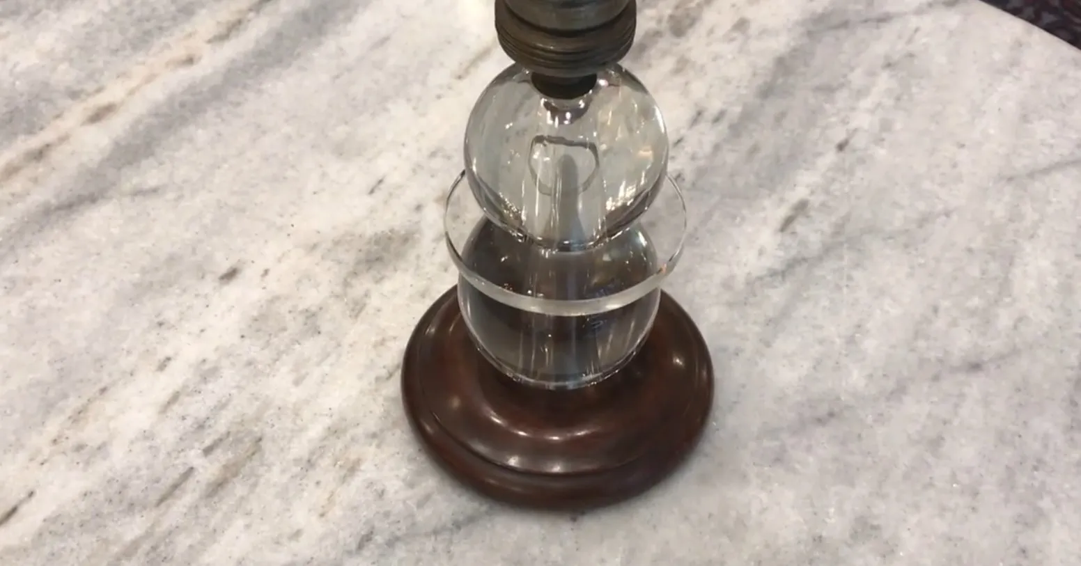 lampada da tavolo antica con base elegante su un tavolo