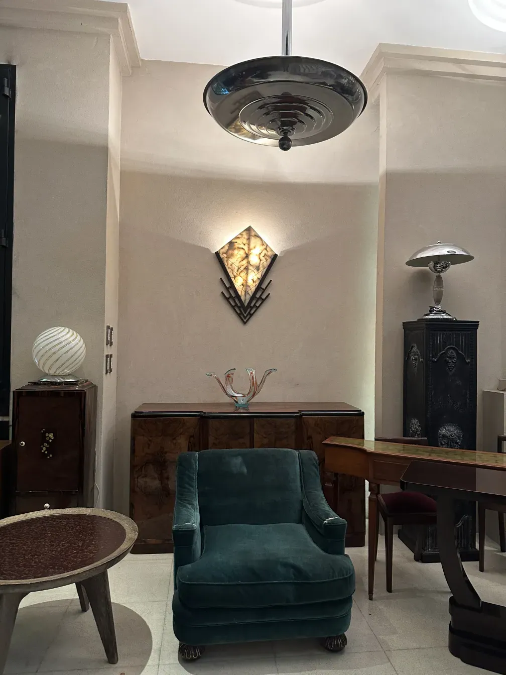 Lampada da tavolo antica di Paolo Venini in un ambiente elegante, con dettagli chiari.