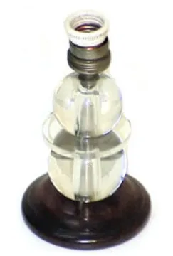 Lampe de bureau antique en verre avec base décorative, style classique.