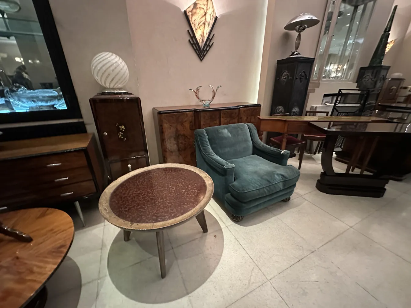 luminária de mesa antiga em uma sala elegante com móveis antigos