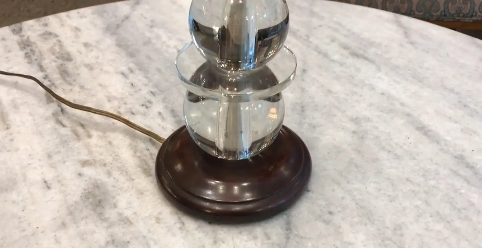 lámpara de mesa antigua con base redonda y luz suave