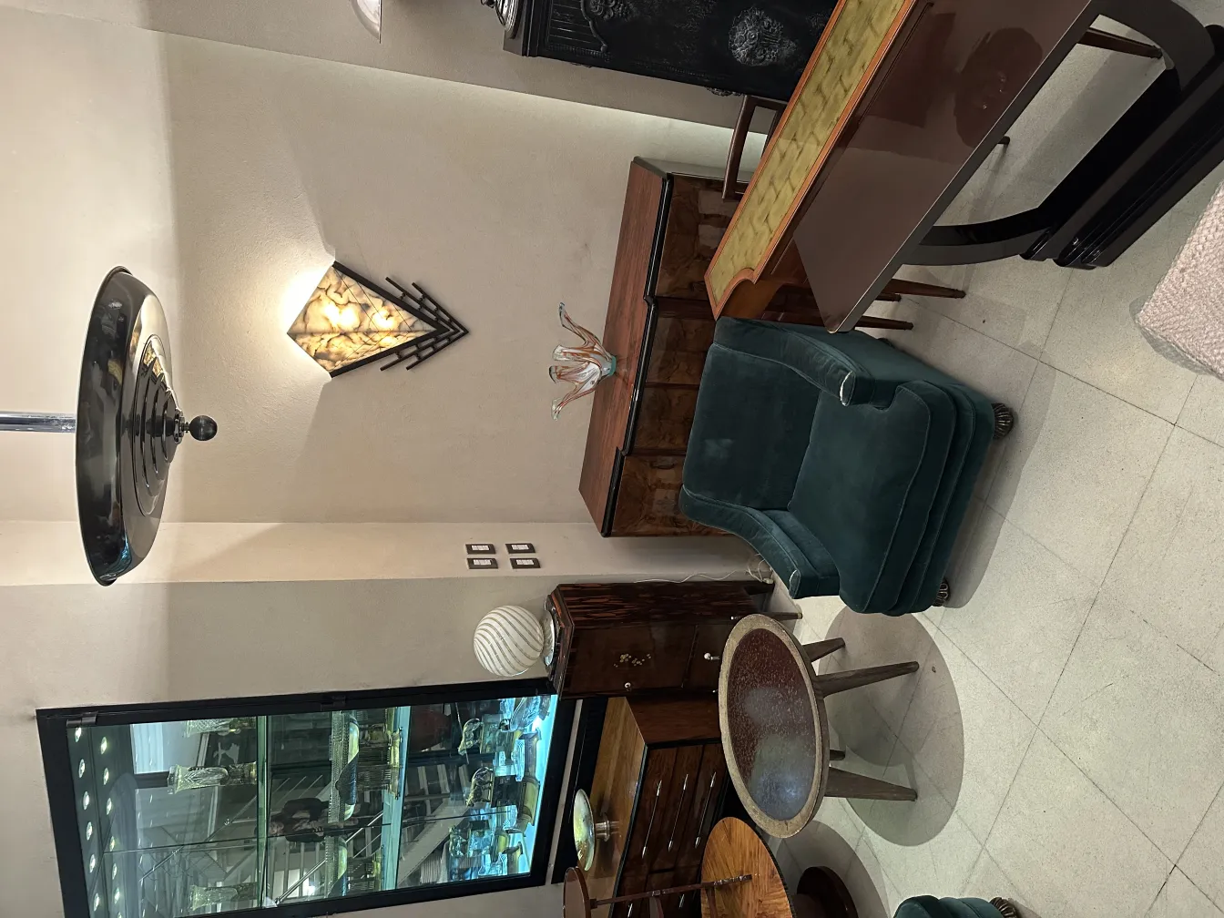 Lampada da tavolo antica con luce soffusa in un ambiente elegante.