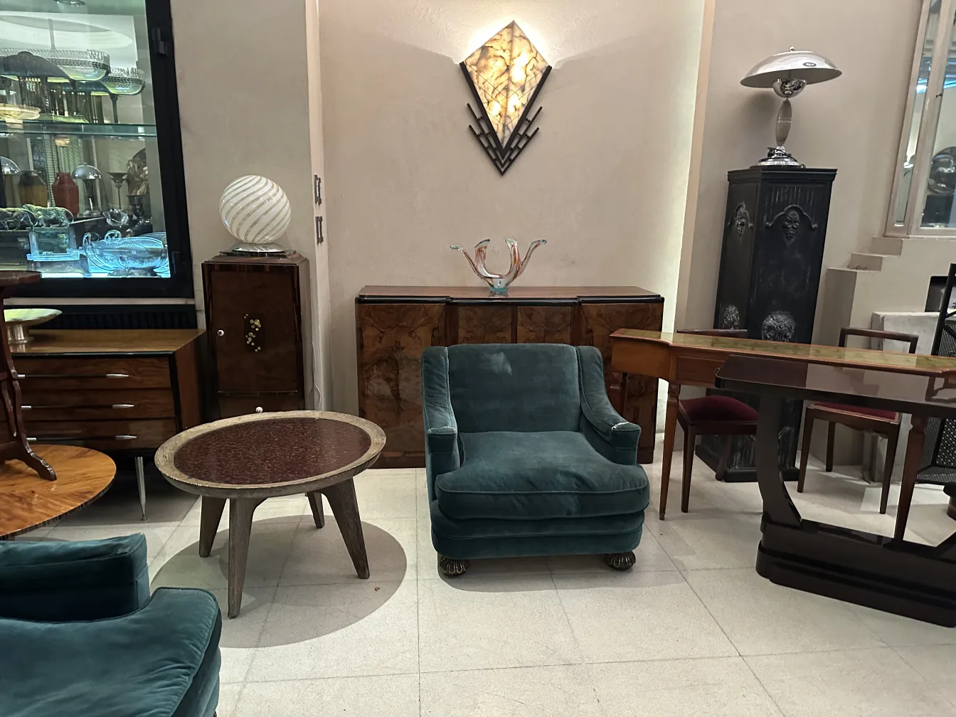 luminária de mesa antiga com design moderno em um ambiente elegante