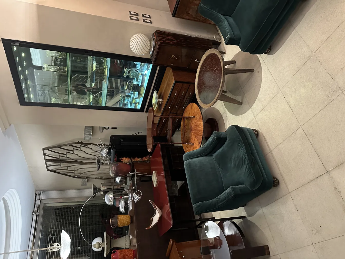 Lámpara de mesa antigua con diseño clásico, en una habitación con muebles elegantes