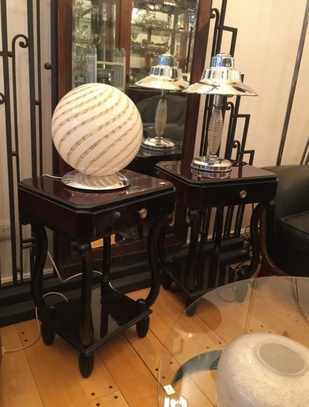 古董台灯，优雅的设计和金色玻璃球，照亮经典风格环境中的桌子