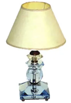 Uma antiga luminária de mesa com um abajur amarelo, ideal para decoração.