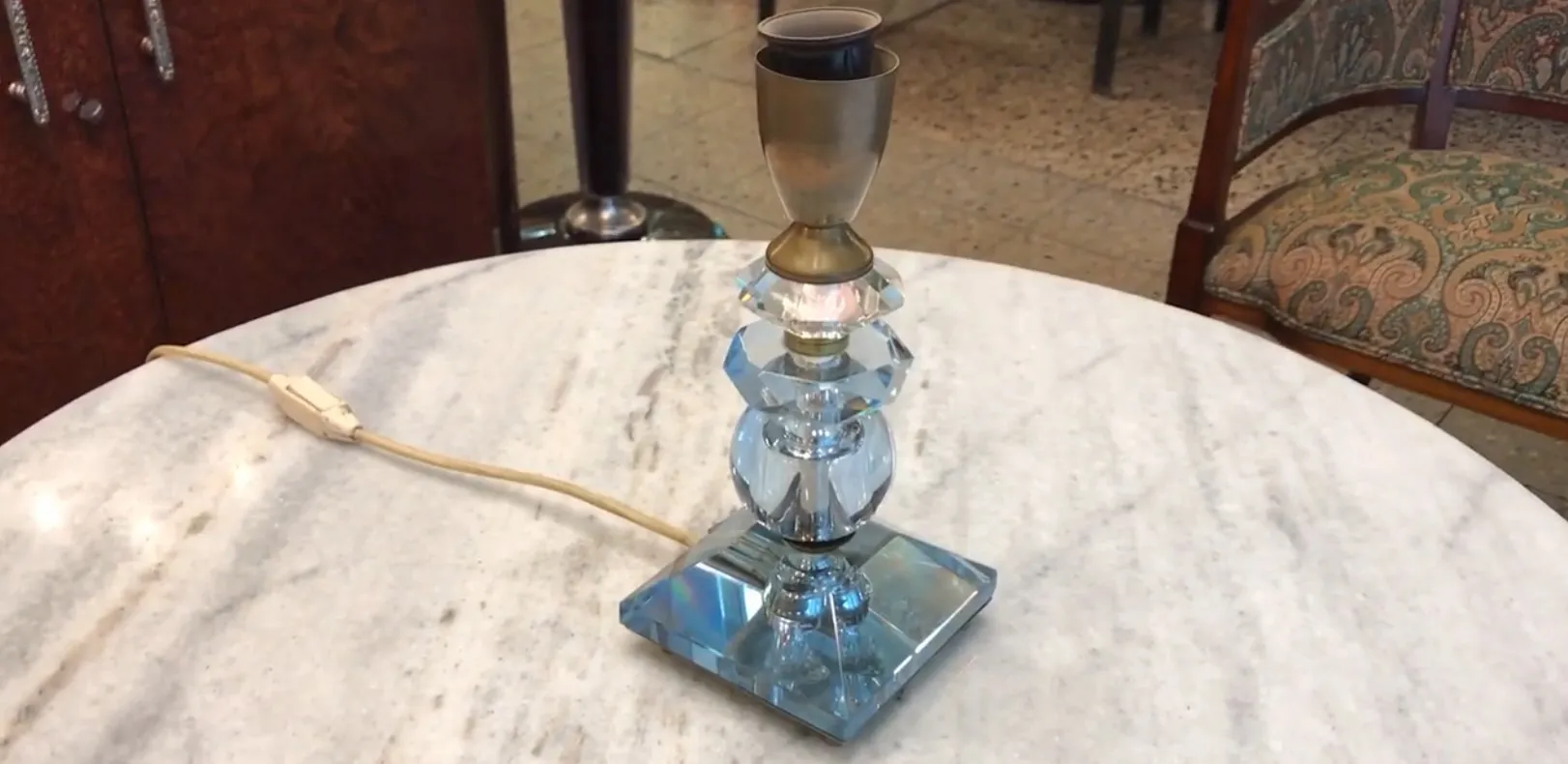 古董台灯，带玻璃底座和可见电缆