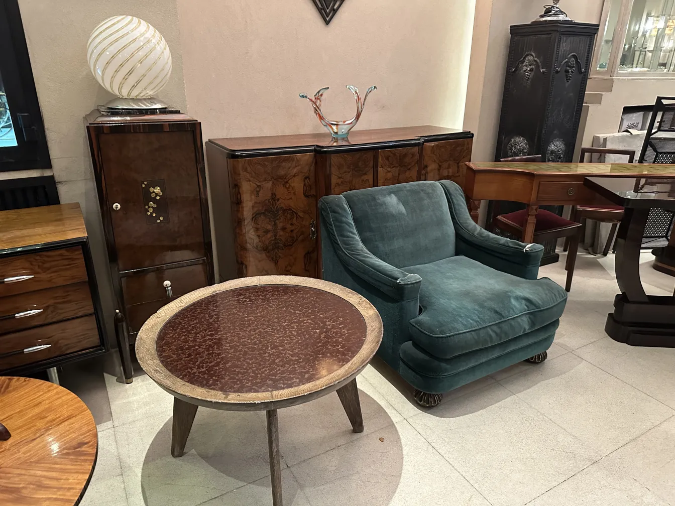 lámpara de mesa antigua con base decorativa en ambiente elegante