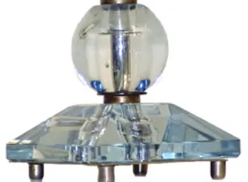 Antike Tischlampe mit Glasbasis und elegantem Design