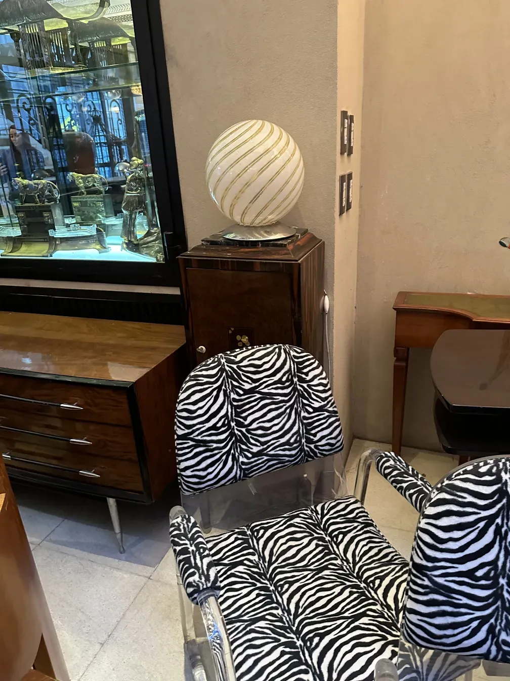 luminária de mesa antiga com design distinto em ambiente elegante