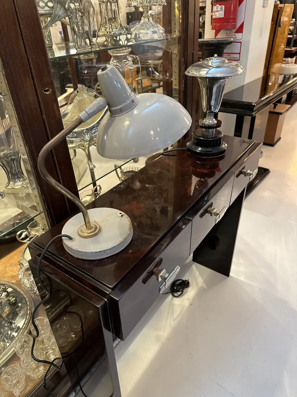 Ancienne lampe de bureau de Serge Mouille, design élégant avec une base noire, placée sur une table en bois.