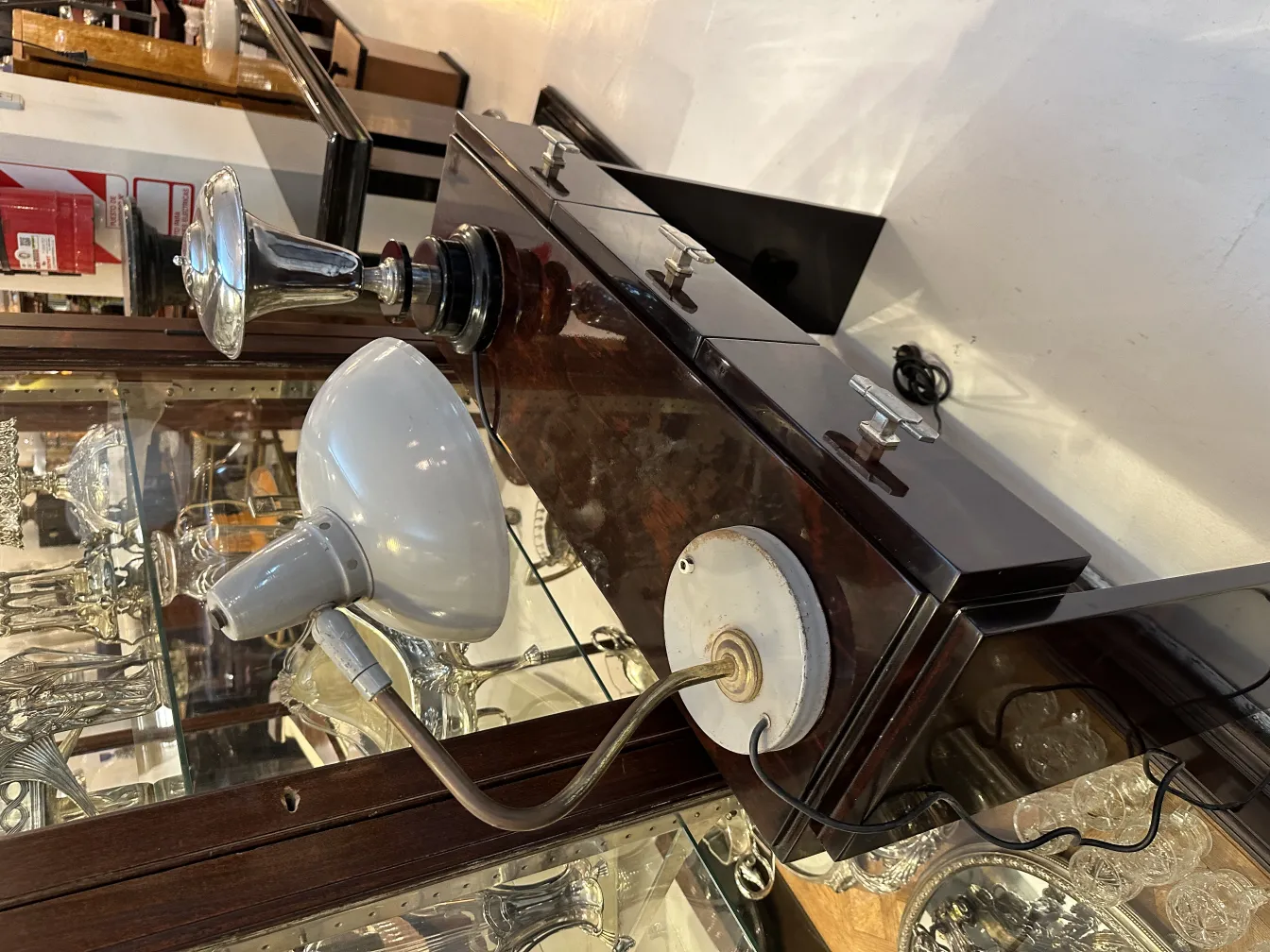 lampe de bureau ancienne avec forme stylisée et détails