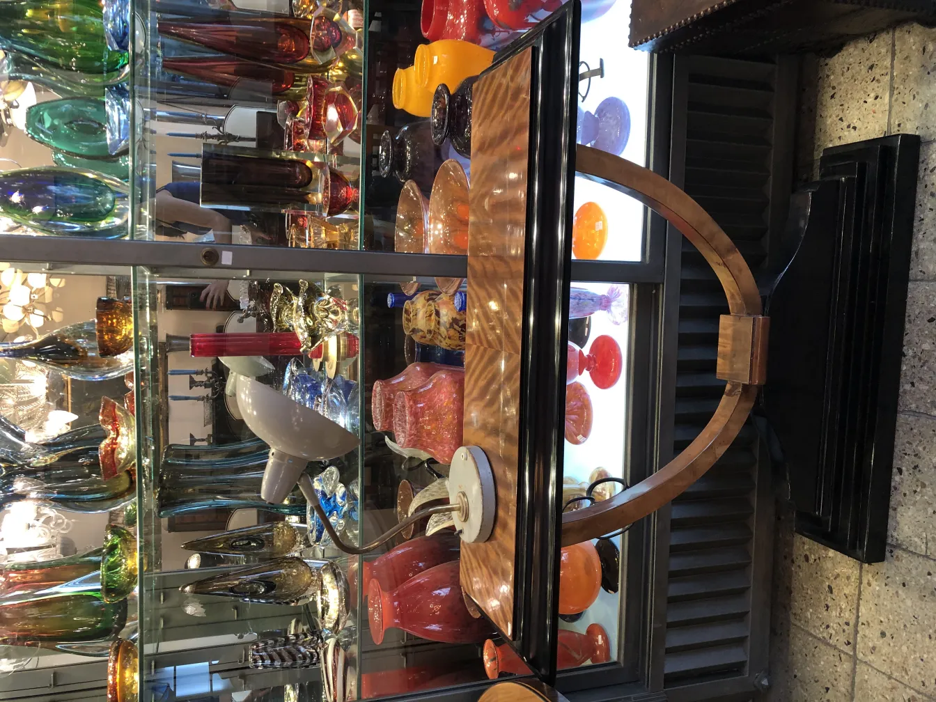 Lámpara de mesa antigua con diseño clásico en un ambiente decorativo