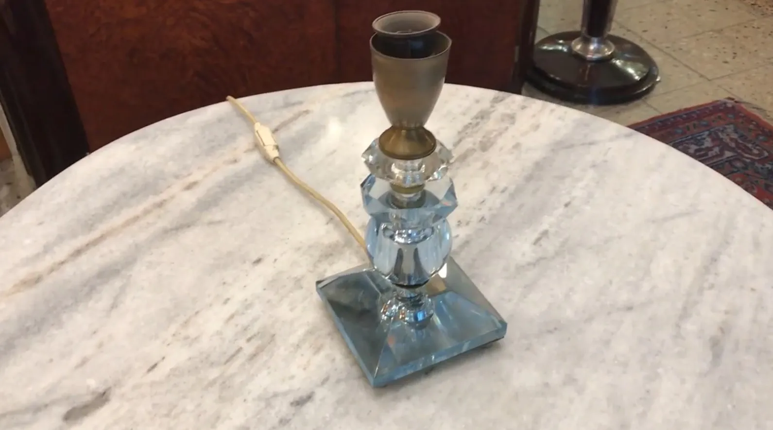 ancienne lampe de bureau avec base bleue et détails dorés