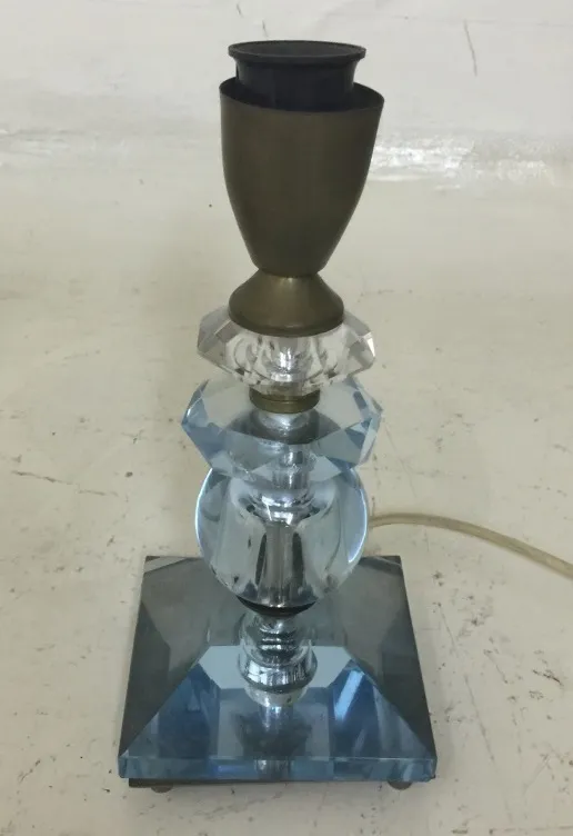 Antike Tischlampe mit elegantem Design und dekorativem Fuß.