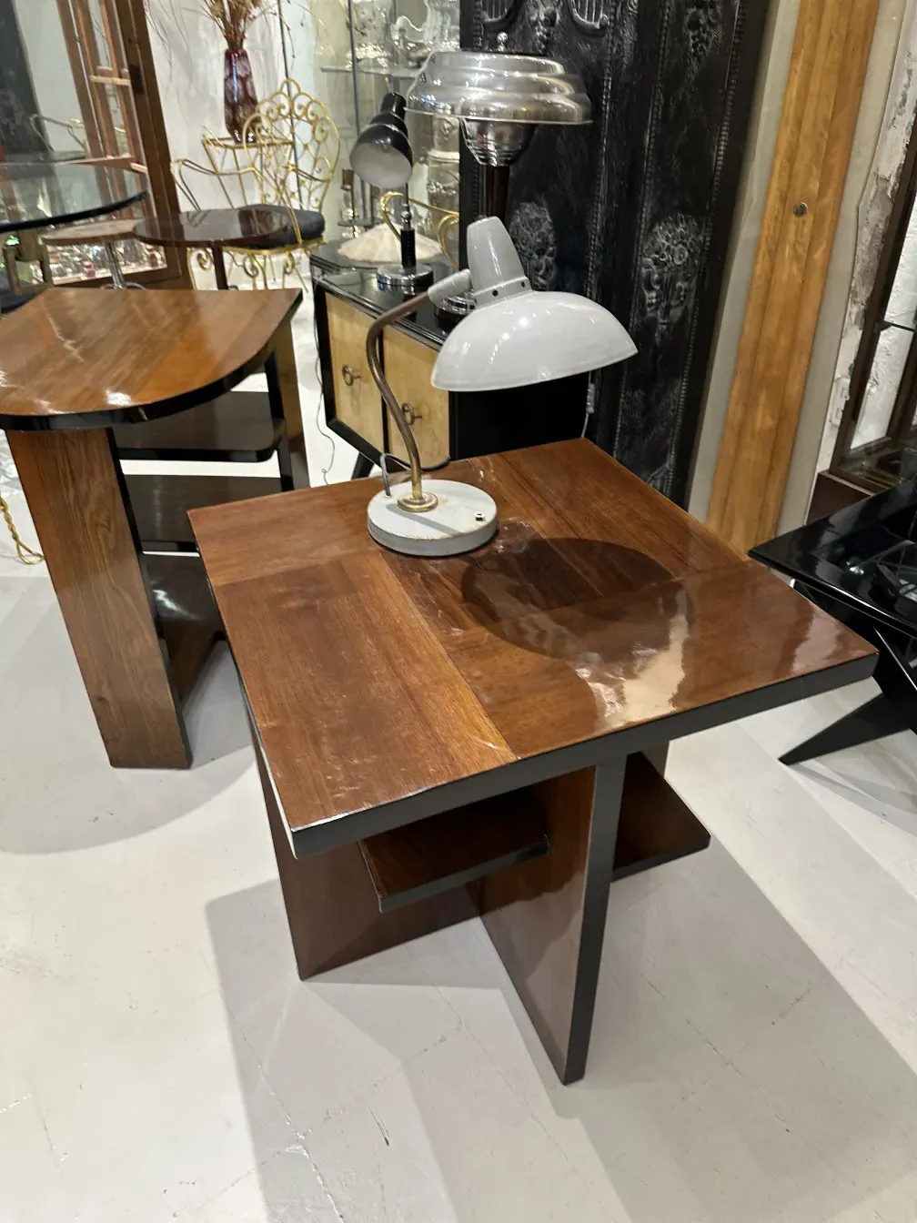 lámpara de mesa antigua en ambiente con muebles modernos