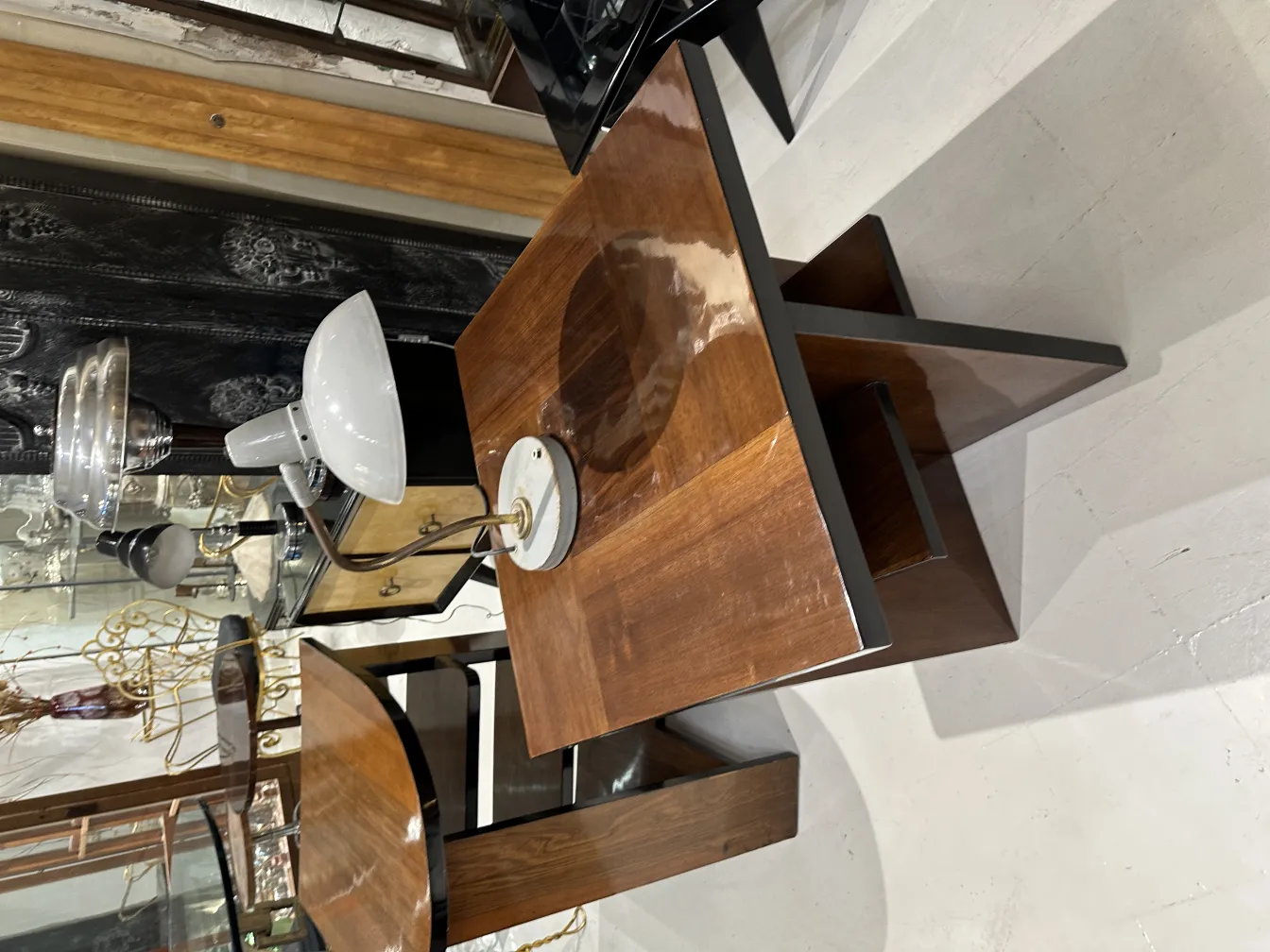 antike tischlampe mit einzigartigem design auf einem holztisch