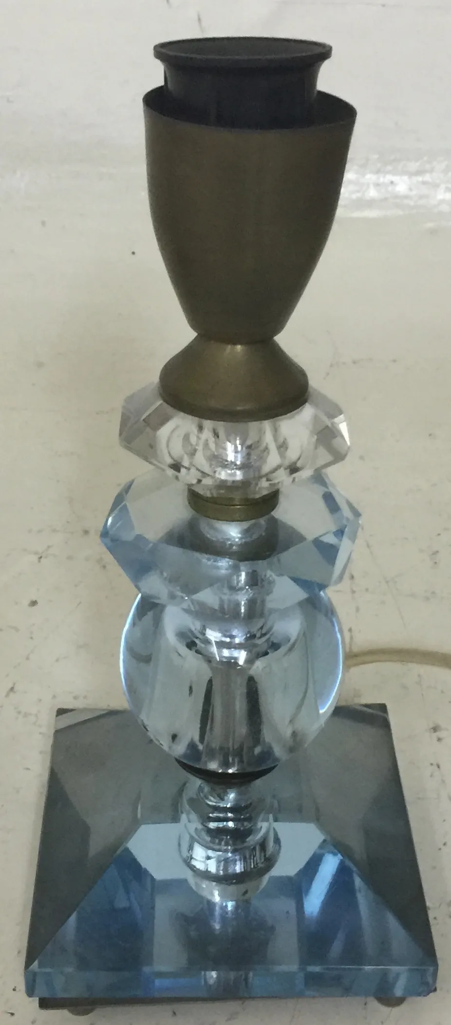 lampara de mesa antigua con base de cristal azul claro y detalles brillantes