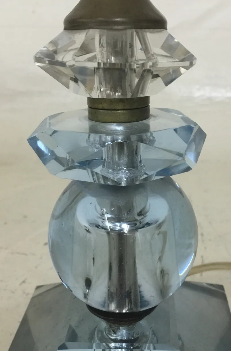 Antique table lamp with elegant design and appealing shapes, perfect for decor.