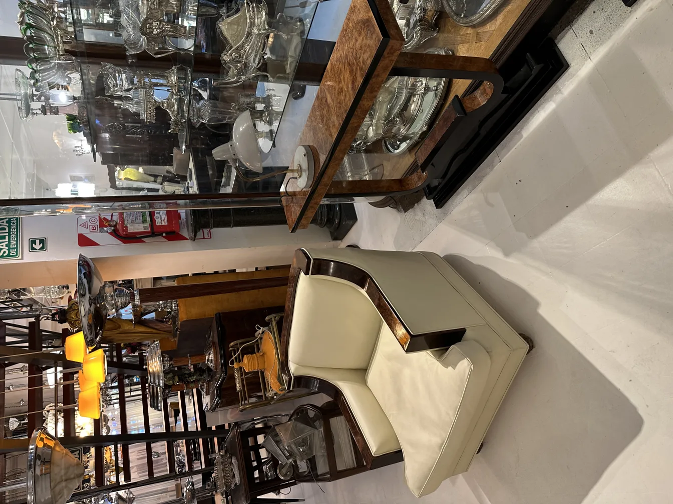 lampada da tavolo antica con base decorativa e luce calda in un ambiente elegante