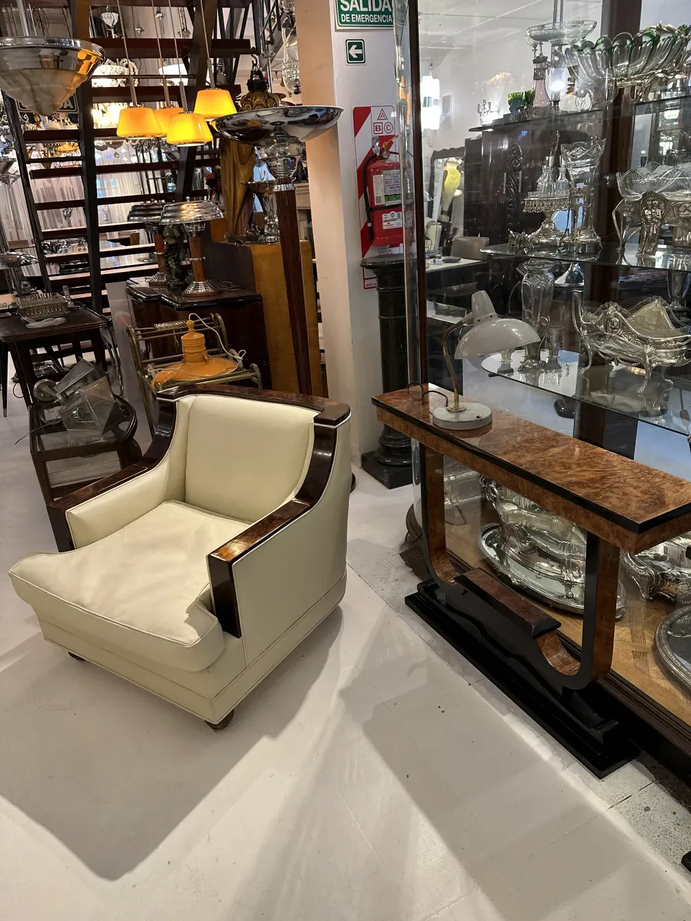 lampara de mesa antigua serge mouille en una exhibición de antigüedades