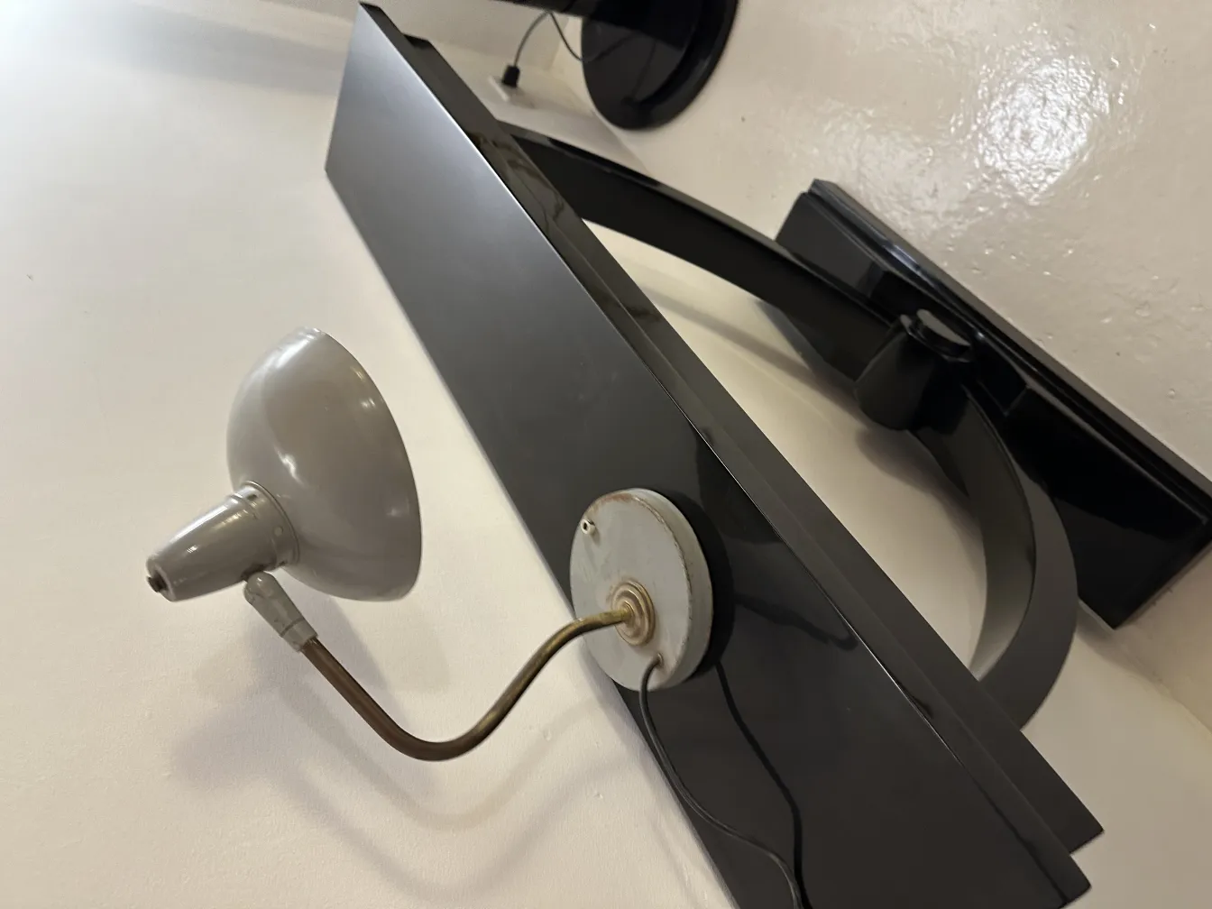 Lampe de bureau ancienne avec base noire et design classique, parfaite pour la déco.