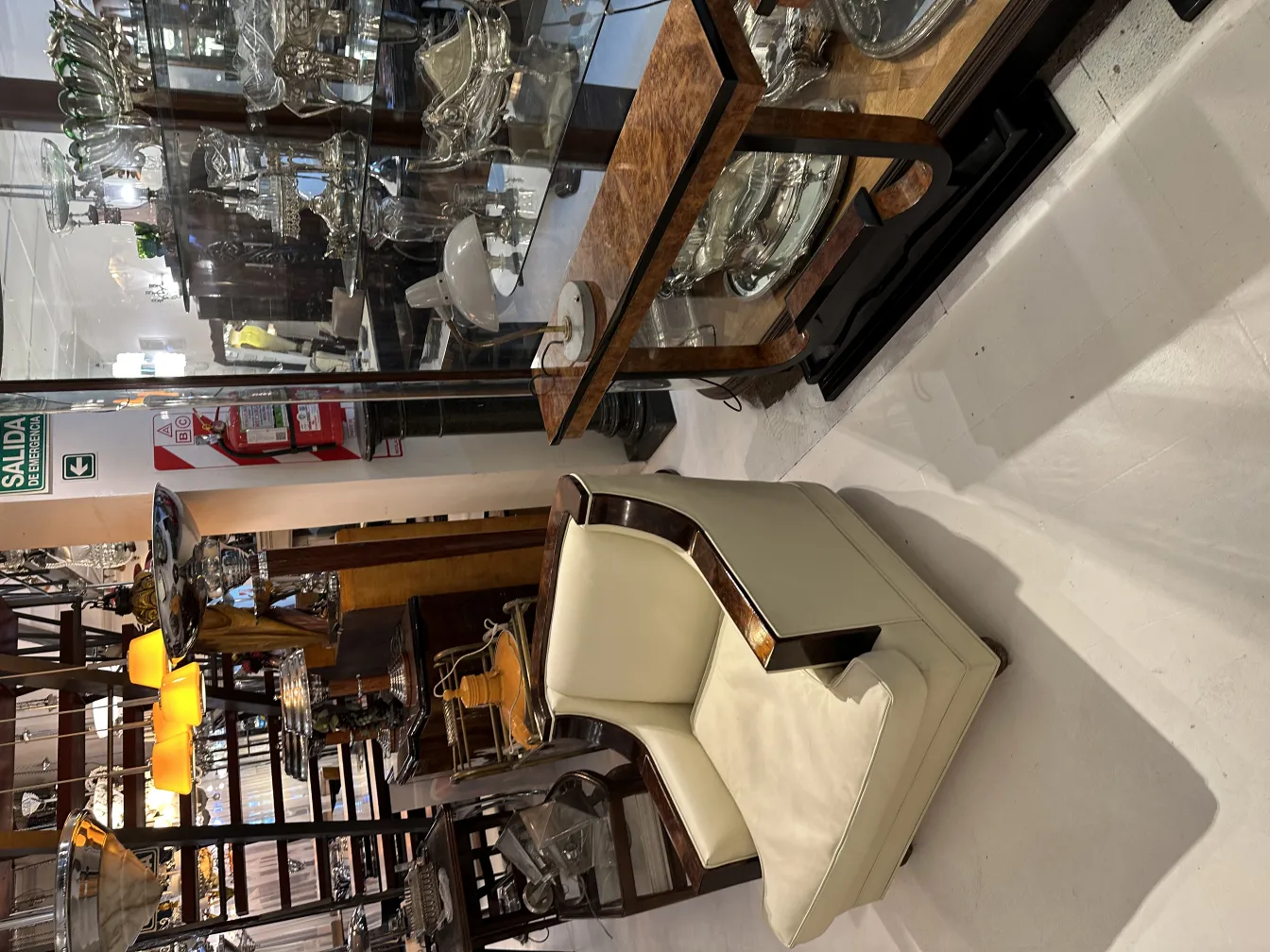 luminária de mesa antiga com design clássico em ambiente elegante