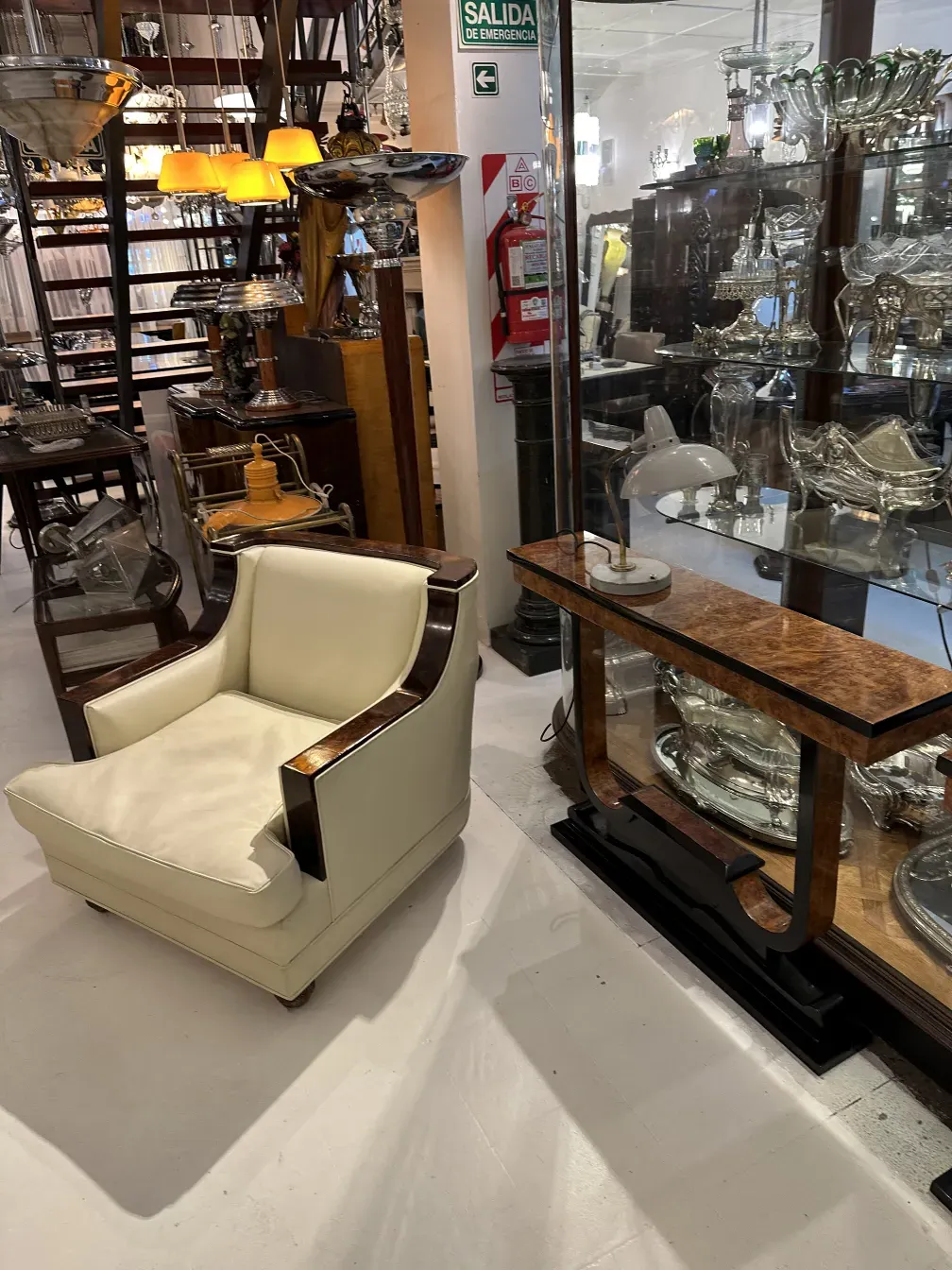 古董台灯，设计师serge mouille，具有独特风格。