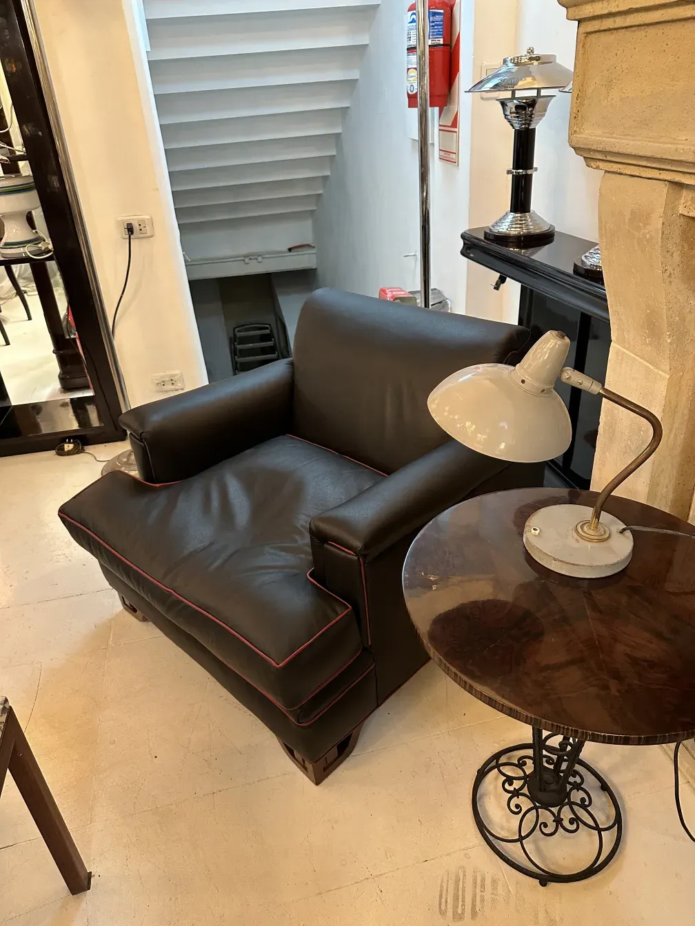 antike Tischlampe von Serge Mouille, elegant in modernem Raum präsentiert